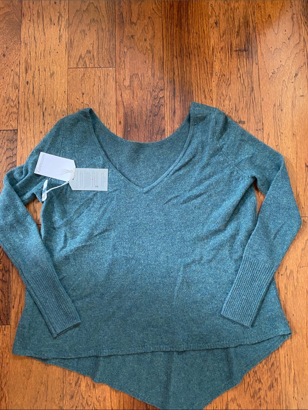 NWT- Subtle Luxury women’s 100% cashmere sweater-S/M